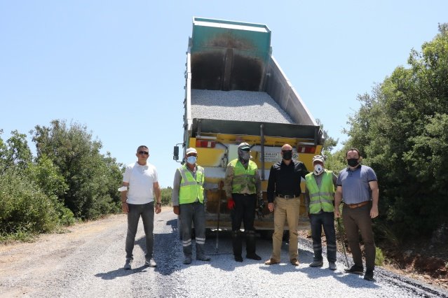 Manisa Büyükşehir Belediyesi, Akhisar ilçesi Şehitler-Çoruk- Durasıl ve Hasköy Mahalleleri arasında bağlantıyı sağlayan grup yolunda asfalt çalışmasına devam ediyor. Mahalleler arası ulaşımı güvenli ve konforlu hale getirecek olan çalışma nedeniyle mahalle muhtarları memnuniyetini dile getirerek Manisa Büyükşehir Belediye Başkanı Cengiz Ergün’e teşekkür etti.
Asfalt çalışmalarına hız veren Manisa Büyükşehir Belediyesi, Akhisar ilçesi Şehitler-Çoruk- Durasıl ve Hasköy Mahalleleri arasında bağlantıyı sağlayan grup yolunda sathi kaplama çalışmasına başladı. Özveriyle yürütülen çalışmaları, Manisa Büyükşehir Belediyesi Genel Sekreter Yardımcısı Ali Öztozlu; Büyükşehir Belediyesi Yol Yapım, Bakım ve Onarım Dairesi Başkanı Kurtuluş Kuruçay, Akhisar Muhtarlık İşleri Şube Müdür Vekili Kağan Tunçelli, MHP Akhisar İlçe Başkanı Ahmet Namal, Manisa Büyükşehir Belediyesi Meclis Üyesi Doğan Ensivri ile birlikte inceledi.