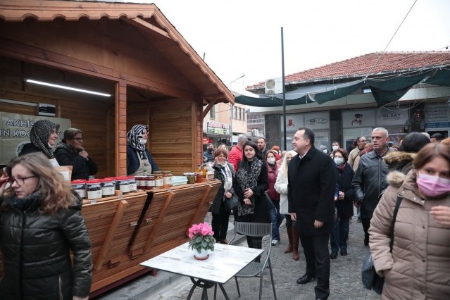 Tamamen ahşaptan oluşan kulübeler dernek ve kooperatif üyelerine ücretsiz bir şekilde teslim edilirken açılış töreninde konuşan Akhisar Belediye Başkanı Besim Dutlulu, Akhisar’ın çok canlı ve renkli bir sokağa kavuştuğunu ifade etti.