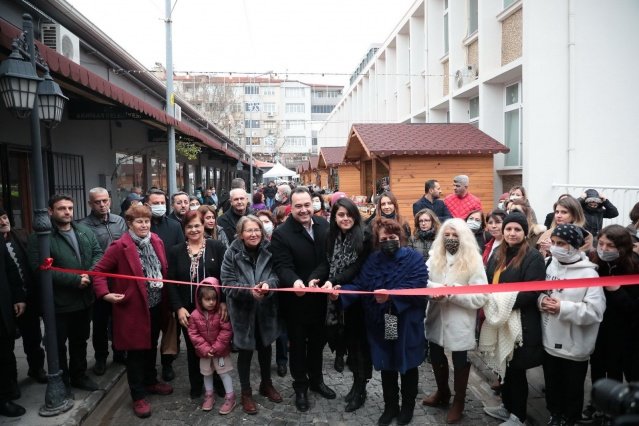 Belediye Başkanı Besim Dutlulu, “Kadınlar, gençler ve çocuklarla ilgili proje yaptığımızda çok fazla heyecanlanıyorum ve çok daha fazla mutlu oluyorum. Buradaki sokak bundan 1 yıl önce bu kadar iyi bir halde değildi, Uğur Mumcu Kültür ve Sanat Merkezimizin ardından bu sokağı da güzelleştirmek istedik ve çalışmalarımızı tamamladık.  Burasını Kadın ve Sanat Sokağı yapalım dedik. El emeği ürünlerin sergilendiği bir pazarımız olsun dedik ve yaptığımız kulübeleri kadın derneklerimize ve kadın kooperatifimize tahsis ettik. Burada kendi ürettikleri el emeği ürünlerinin satışlarını yapacaklar, hem para kazanacaklar hem de Akhisarlılar daha keyif bir sokağa kavuşmuş oldu. Bundan sonra bu sokağın gerçekten keyifli olacağını düşünüyorum. Kadınlarımız burada el emekleri ile birlikte bu sokağı güzelleştirirken bizler de şehrimizin daha farklı sokaklarını güzelleştirmek için çalışmaya devam edeceğiz. İnşallah bu sokak Akhisar’ın en canlı sokağı olacak” dedi.