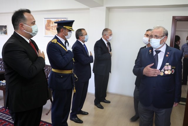 Akhisar'da 30 Ağustos Zafer Bayramı'nın 99'uncu yıldönümü kutlamaları, Milli Egemenlik Meydanı’nda Atatürk Anıtı’na çelenk koyma töreni ile başladı.