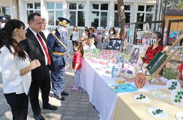 AKHİSAR BELEDİYESİ’NDEN 99.YILA ÖZEL PROGRAM
Akhisar Belediyesi Uğur Mumcu Kültür ve Sanat Merkezi’nde eğitim gören sanat atölyeleri eğitmen ve kursiyerleri 30 Ağustos Zafer Bayramı’nın 99.yılına özel düzenlediği sergi büyük ilgi gördü. Garnizon Komutanı Hava İstihkam Albay Mehmet Şahin ve Akhisar Belediye Başkanı Besim Dutlulu’nun da katıldığı sergide kursiyerler eserlerini ve gösterilerini sergiledi.