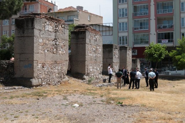 Ardından iki belediye arasında kardeş belediye protokolü imzalandı. Protokol ile, her iki şehir arasındaki ilişkilerin güçleneceğini ve kardeşlik bağlarının artacağını ifade eden Başkan Besim Dutlulu Makedonya’dan gelen heyeti Akhisar’da ağırlamaktan onur duyduğunu belirterek, Başkan Blagoy İliev ve beraberindeki heyete teşekkür etti.
