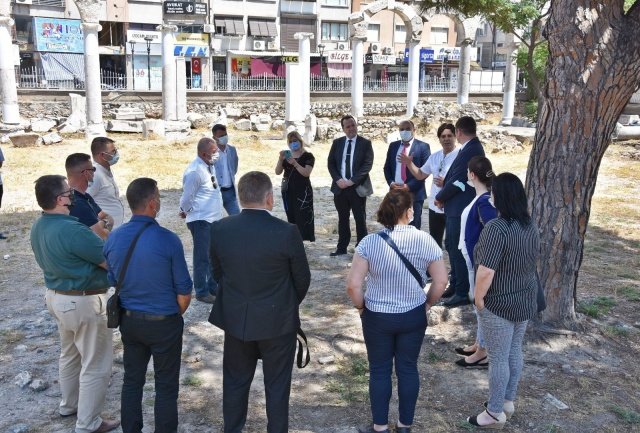 Başkan Besim Dutlulu, Konçe Belediye Başkanı Blagoy İliev ve katılımcı heyet daha sonra Akhisar Balkan Göçmenleri Derneği Başkanı Tunay Gül ve yönetim kurulu ekibini ziyaret etti. Her zaman bir yanı balkanlarda olan Akhisarlı göçmenler için bu ziyaretin çok anlamlı olduğuna değinen Akhisar Balkan Göçmenleri Derneği Başkanı Tunay Gül, bu bağlara sahip çıkan Başkan Besim Dutlulu’ya gayretleri için teşekkür etti. Akhisarlıların çok zarif ve misafirperver olduğunu ifade eden Konçe Belediye Başkanı Blagoy İliev konukseverlikleri için Belediye Başkanı Besim Dutlulu ve Akhisar Balkan Göçmenleri Derneği Başkanı Tunay Gül’e teşekkür etti. Başkan Besim Dutlulu, “Balkanlardaki dostlarımızla kurduğumuz kardeşlik köprüsünü daha da güçlendirecek, Akhisar’ımızın güzelliklerini hep birlikte tanıtmaya devam edeceğiz” dedi.