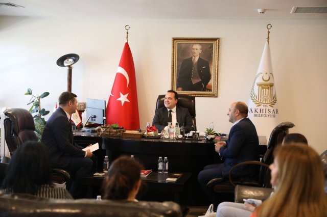 Akhisar’dan Makedonya’ya Kardeşlik Köprüsü 
Akhisar Belediyesi kardeş belediye olduğu Makedonya’nın Konçe İlçe Belediyesi’nden gelen konuklarını ağırladı.