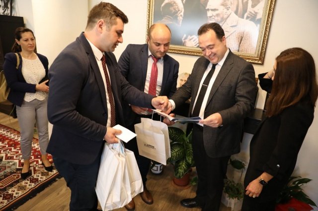Akhisar’a konuk olmaktan büyük memnuniyet duyduklarını ifade eden Konçe Belediye Başkanı Blagoy İliev ise kardeşliğin daim olması için önemli bir adım attıklarını ve aynı şekilde Akhisar Belediyesi’ni de konuk etmek istediklerini kaydetti.