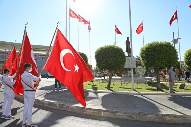 Çelenklerin sunumu, Akhisar Belediyesi Bando ekibi eşliğinde saygı duruşu ve İstiklal Marşı ile resmi anma töreni başladı. Öğrencilerin okudukları şiirlerin ardından Akhisar Belediye Başkanı Besim Dutlulu günün anlam ve önemini belirten konuşmayı yaptı