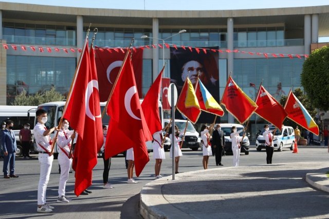 6 Eylül Akhisar’ın düşman işgalinden kurtuluşunun 98.yıl kutlama etkinlikleri Milli Egemenlik Meydanı’nda yapıldı. Resmi kutlama programının ardından Akhisar Belediyesi hizmet binası önünde ‘Akhisar’ın Kurtuluşu’ adlı halk oyunu gösterisi düzenlendi.
