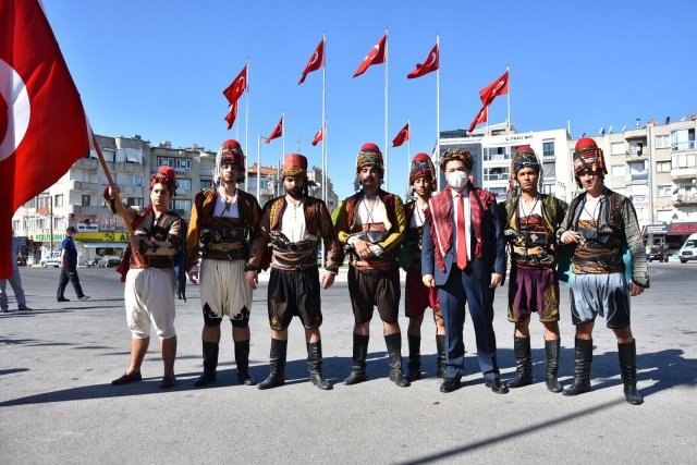 98 yıl önce bugün, 30 Ağustos’ta kazanılan Büyük Zafer’in ardından, 6 Eylül 1922’de işgalci devletler, kahraman askerlerimiz tarafından Akhisar’dan kovularak Ege Denizi’ne doğru sürüldü.