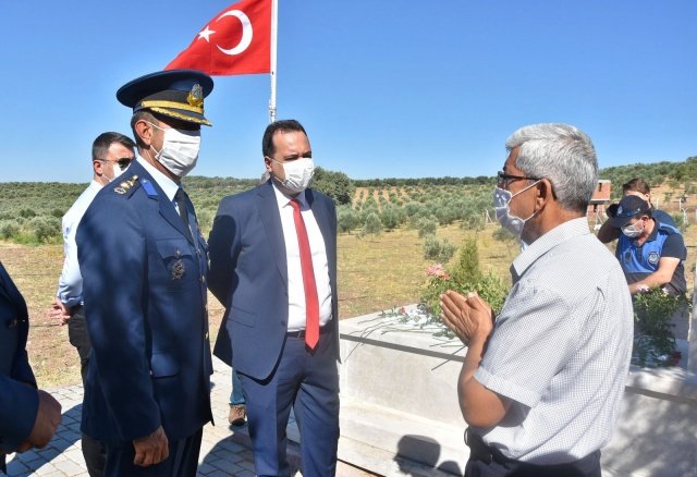 Bugün dünyanın içerisinde bulunduğu koronavirüs salgını sebebiyle meydanlarda çok kalabalık olamıyoruz. Ama evlerinde, balkonlarında binlerce Akhisarlı, zaferimizin ve kurtuluşumuzun coşkusunu kalplerinde hissetmeye devam ediyor. 
Akhisar’ın bu asil duruşunu saygıyla selamlıyor, başta Gazi Mustafa Kemal Atatürk ve silah arkadaşları olmak üzere, yürekleri vatan aşkı ile dolu aziz Şehit ve Gazilerimizi rahmet ve minnetle anarken, tüm Akhisarlıların 6 Eylül Kurtuluş Günü’nü kutluyorum” ifadelerini kullandı.