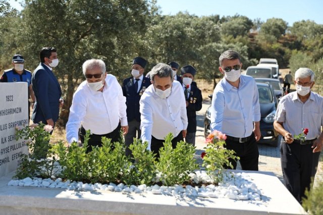 Resmi programın ardından Tarihçi Mustafa Kuzucuk eşliğinde Akhisar’ın İlk Kurtuluş Savaşı Şehidi İsmail Efendi’nin mezarı ziyaret edilerek, kabri başında anıldı. Edilen duaların ardından Kuzucuk, Akhisar’ın Kurtuluş Savaşı tarihi hakkında bilgiler verdi. Daha sonra şehidin mezarına karanfil bırakıldı.