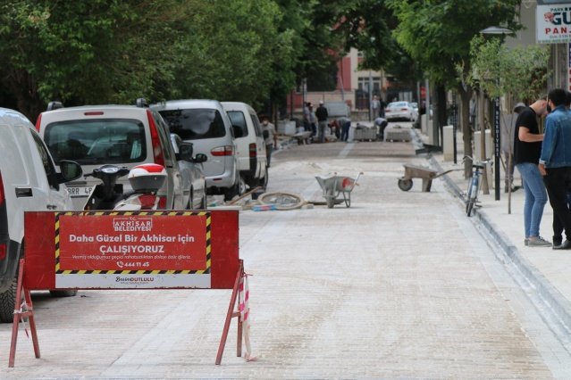 Asfalt sezonunun açılması ile birlikte Akhisar Belediye Başkanı Besim Dutlulu’nun talimatları ile harekete geçen Fen İşleri Müdürlüğü ekipleri asfalt çalışmalarına tüm hızıyla devam ediyor.