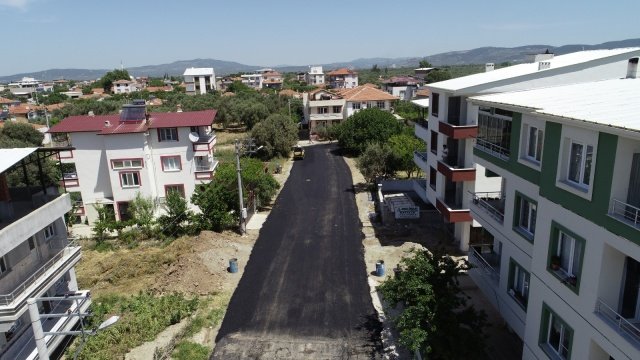 Akhisar Belediyesi Fen İşleri Müdürlüğüne bağlı ekipler asfalt yapım çalışmalarına hız verdi.