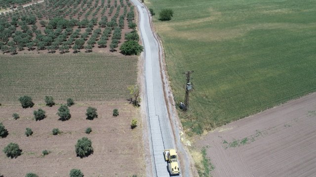 Plan ve program dahilinde çalışmalara devam edeceklerini belirten Başkan Besim Dutlulu, vatandaşları bozuk yol sorunundan kurtarmak için tüm imkanlarını seferber ettiklerini ifade ederek çalışmalarına devam edeceklerini dile getirdi.