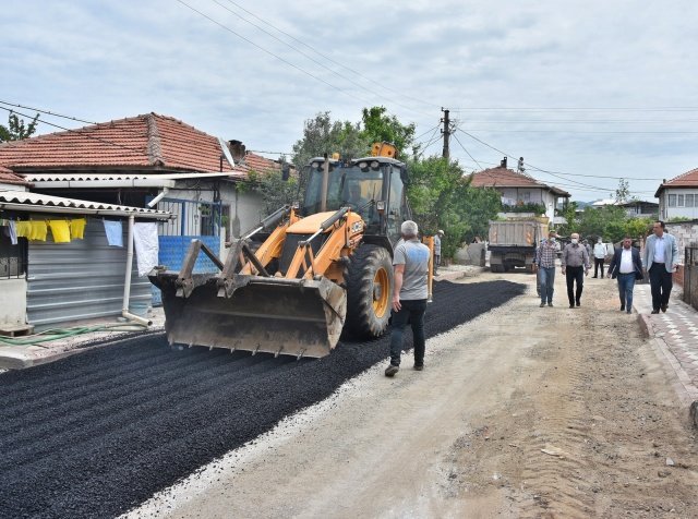 Öte yandan kırsal mahallelerde de çalışmalarına devam eden ekipler kırsal mahallelerin bağlantı yollarında ve tarım arazisi yollarında da sathi kaplama çalışmalarına aralıksız devam ediyor.