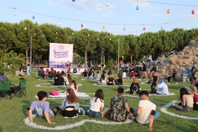 Sosyal mesafeyi korumak için çimlerin üzerine çizilen kalpleri içerisinde yer alan Akhisarlılar, sahneye çıkan yerel sanatçıların seslendirdiği birbirinden güzel müzikler ile unutulmaz bir gün yaşadı.