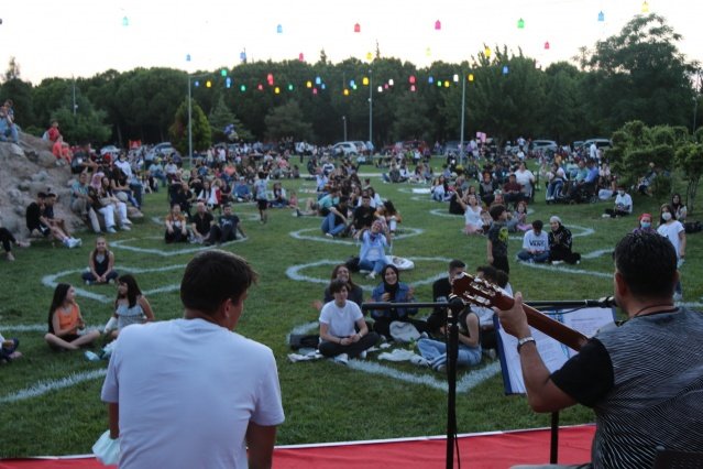 Akhisar Belediyesi Hüsnü Kahraman Kültür Parkı gölet etkinlik alanında düzenlenen konserde yerel sanatçılar sahne aldı.
