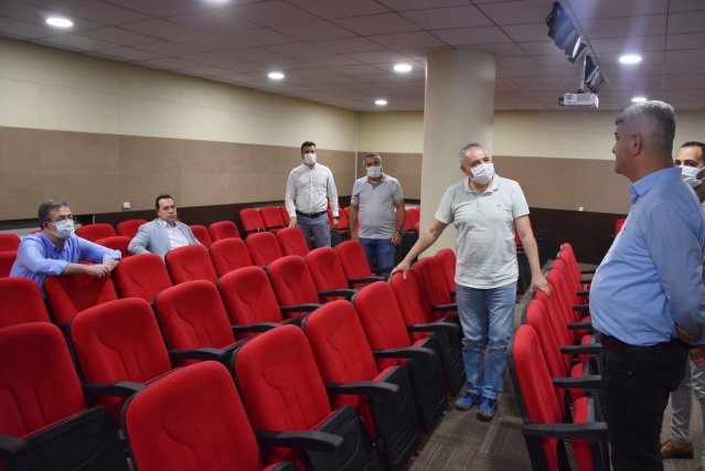 “Yöneticiler gelip geçici, hizmetler ömür boyu kalıcı”
Yapılan konferans salonu için teşekkürlerini ileten Akhisar Alevi Kültür Derneği Başkanı Dursun Ali Şat, “Değerli başkanım göreve geldikten sonra yapılan ziyarette  ‘Ben herkesin belediye başkanı olacağım; kimseyi ayırmayacağım” demiştiniz. Zaman geçtikçe sözünüzün arkasında olduğunuzu gördük. Herkese eşit mesafede olarak hizmet ediyorsunuz. Cem evine güzel bir kültür salonu kazandırdınız.