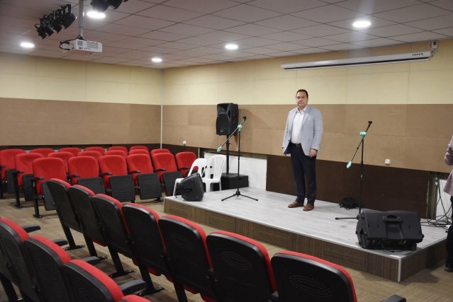 Akhisar Belediye Başkanı Besim Dutlulu, Akhisar Alevi Kültür Derneği binasında bulunan Cemevi’ne modern bir konferans salonu kazandırdı.