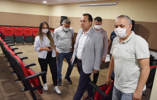 Akhisar Hacıishak Mahallesinde bulunan Akhisar Cemevi’ne yapılan konferans salonunda incelemelerde bulunan Başkan Besim Dutlulu çalışmaların sona gelindiğini ifade ederek, “Akhisar Cemevi’ne kazandırdığımız konferans salonunda incelemelerde bulunduk. Son çalışmalar da bittikten sonra salonumuz birçok etkinliğe ev sahipliği yapacak. Hayırlı olsun” dedi.