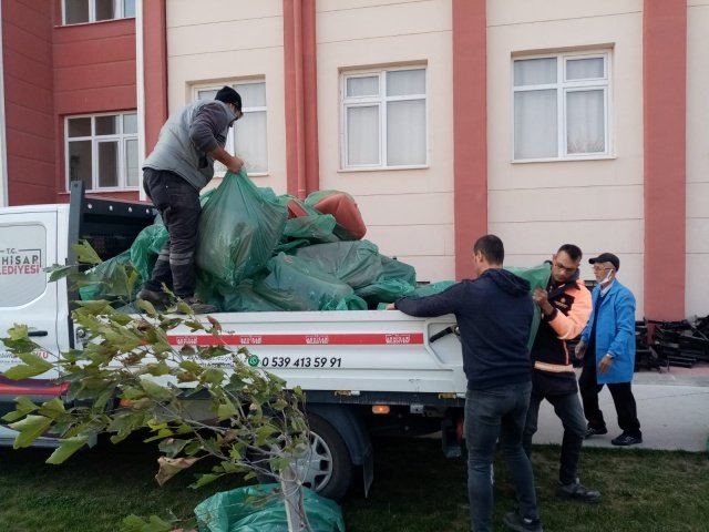 Eğitime verdiği desteklerle adından söz ettiren Akhisar Belediyesi, kırsal ve merkezde bulunan okullarda, öğrencilerin daha sağlıklı eğitim almasını sağlamak ve fiziki ortamlarını iyileştirmek amacıyla ilk olarak bakım ve onarım desteği verdi. Okulların dış ve iç cephelerinin boyanması, bahçe düzenlenmesi, spor alanlarının düzenlenmesi, geri dönüşüm kutularının yerleştirilmesi gibi çalışmalarda bulunan belediye birimleri, çalışmalarını hız kesmeden sürdürmeye devam ediyor.