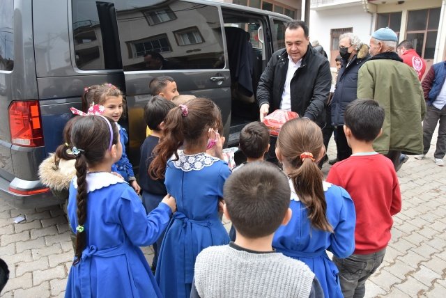 Akhisar Belediyesi’nden Eğitime Tam Destek
Akhisar Belediye Başkanı Besim Dutlulu, kentte eğitim gören öğrencilere ve okullara yaptıkları yardımlar hakkında bilgilendirme yaptı. Başkan Dutlulu, belediyeden destek ve yardım isteyen tüm okullara karşılıksız yardım ettiklerini belirterek, eğitime yapılan yardım ve yatırımların aynı zamanda ülkenin geleceğine yapılan yatırımlar olduğunu ifade etti.