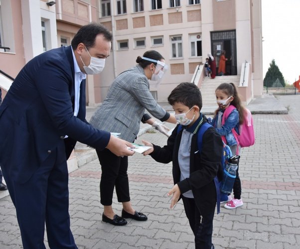 ÖĞRENCİLER ETÜT MERKEZİNİ SEVDİ
Genç nesiller için hizmetlerini aralıksız sürdüren Başkan Besim Dutlulu, orta öğretim ve lise öğrencilerinin derslerine ve sınavlara çalışabileceği Akhisar Belediyesi Etüt Merkezi hizmete açıldı. 1 buçuk yıldır kentteki binlerce öğrenciye hizmet eden etüt merkezi, gençlerin uğrak noktası oldu.