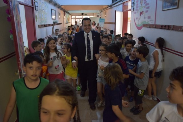 ÇOCUK KÜTÜPHANESİ ÖĞRENCİLERİN HİZMETİNE AÇILDI
Akhisar’da yaklaşık 220 yıl önce ilk çocuk kütüphanesi olarak hizmete açılan ve 2013 yılında Akhisar Belediyesi tarafından restore edilen Zeynelzade Çocuk Kütüphanesi ve Çocuk Okuma Salonu, 6 yıl atıl durmasının ardından Akhisar Belediye Başkanı Besim Dutlulu tarafından yeniden Akhisarlı çocukların hizmetine sunuldu.