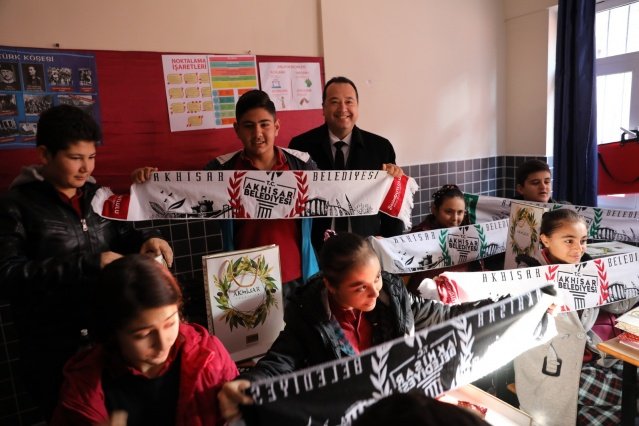 BİSİKLET YOLU VE TRAFİK EĞİTİM PARKINA ÖĞRENCİLERDEN TAM NOT
Öğrencilerin sıklıkla kullandığı okullar yolu bölgesine Akhisar’ın ilk bisiklet yolunu kazandırdıklarını belirten Başkan Besim Dutlulu, bu sayede öğrencilerin okula ulaşımlarını daha güvenli yaptıklarını belirtti. Aynı zamanda Hüsnü Kahraman Kültür Parkı Gölet Alanı içerisinde hizmete başlayan Akhisar Belediyesi Bisiklet ve Trafik Eğitim Parkı’na öğrencilerin yoğun ilgi gösterdiğini belirten Başkan Dutlulu, bu parkta ilköğretim öğrencilerinin hem bisiklet sürmeyi öğrendiğini hem de trafik eğitimlerini alarak eğlenceli vakit geçirdiğini belirtti.