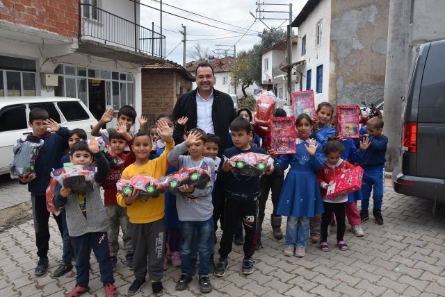 “GENÇ NESİLLERİMİZ VE ONLARIN EĞİTİMİ HER ZAMAN BİZİM ÖNCELİKLERİMİZ ARASINDA OLACAK”
“Ülkemizi aydınlık yarınlara taşıyacak genç nesillerimiz ve onların eğitimi her zaman bizim önceliklerimiz arasında olacak” diyerek sözlerine başlayan Belediye Başkanı Besim Dutlulu, şu ifadelere yer verdi: “Gençlerimizin sağlıklı bir ortamda derslerine çalışabilmelerine yardımcı olmak için Akhisar Belediyesi olarak imkanlarımız ölçüsünde desteklerimizi sürdürüyoruz. En güzel yatırımın geleceğimiz olan gençlerimize olan yatırımdır düşüncesiyle eğitim alanındaki hizmetlerimizi de sürdüreceğiz. Gençlerimize eğitim hayatlarında başarılar dilerim, biz de onlara bir nebze destek olabildiysek ne mutlu bizlere. Her zaman onların yanında olmaya devam edeceğiz” dedi.