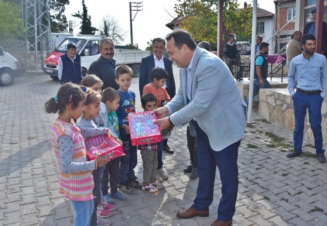 Bunların yanı sıra belediye ekipleri kent genelindeki okullara 78 bank, 3 piknik masası ve 145 çöp kovası ve her okula maske atık kutusu ile pedallı dezenfektan aracı yerleştirildi. Kırsal Hizmetler Müdürlüğü tarafından köylerde bulunan okullarımıza boya, inşaat, sıhhi tesisat, bakım malzemeleri desteğinde bulunulurken Park ve Bahçeler Müdürlüğü tarafından tüm okul bahçelerinin temizlik ve yabani ot temizleme çalışmaları yapıldı. 
Akhisar Belediyesi bünyesinde bulunan demirhane atölyesinde üretilen basketbol potası, voleybol direkleri ve minyatür kalelerin, ihtiyacı olan tüm okullara belediye ekiplerince montaj yapıldığını belirten Akhisar Belediyesi, okulların kantin, kapalı alan, bahçe düzenlemesi gibi ihtiyaçlarını da karşıladı.