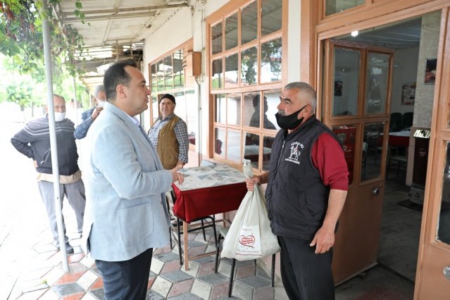 “KÜÇÜK ESNAFIMIZIN HER ZAMAN YANINDAYIZ”
Akhisar Kahveciler Odası Başkanı Erkin Güney ile toplantı yaparak daha önceden olduğu gibi kahveci esnafını desteklemeye devam edeceklerini belirten Başkan Besim Dutlulu, “Pandeminin hayatımıza girmesi ile birlikte şehrimizde yaşayan küçük esnafımız ekonomik olarak zor günler yaşamaya ve geçim sıkıntısı çekmeye başladı. Daha önceden çay, şeker, maske ve dezenfektan oluşan paket desteği sağladığımız küçük esnafımıza, yeni aldığımız karar doğrultusunda nakit yardımı yaparak da destekleyeceğiz.