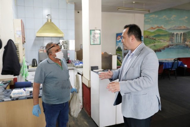 Akhisar Kahveciler Odası Başkanı Erkin Güney ile detayları konuştuk. Koronavirüs salgını sebebiyle yayınlanan genelge sonucu işyerlerini kapatmak zorunda kalan ve ekonomik olarak zor zamanlar yaşayan kahvehane işletmelerine destek olmak için 500 TL nakit yardımı yapacağız. Amacımız şehrimizdeki küçük esnafımızı desteklemek ve bu zor günleri dayanışmanın gücüyle geride bırakmak. Her zaman esnafımızın yanında olmaya devam edeceğiz” ifadelerini kullandı.