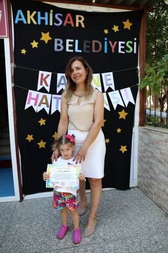 Uzman çocuk gelişimi eğitmenlerinin yer aldığı mahalle kreşinde çocukların,  fiziksel, zihinsel, sosyal ve duygusal gelişimlerine destek sağlanırken yaz döneminde de minik öğrencilere hizmet vermeye devam edileceği bildirildi. Kreşte minikler bir yandan eğlenirken bir yandan da öğreniyor. Mahalle kreşlerinin sayısını çoğaltacaklarını vurgulayan Başkan Yardımcısı Ekrem Kayserili, diğer kreşler için de çalışmaların devam ettiğini ifade etti.