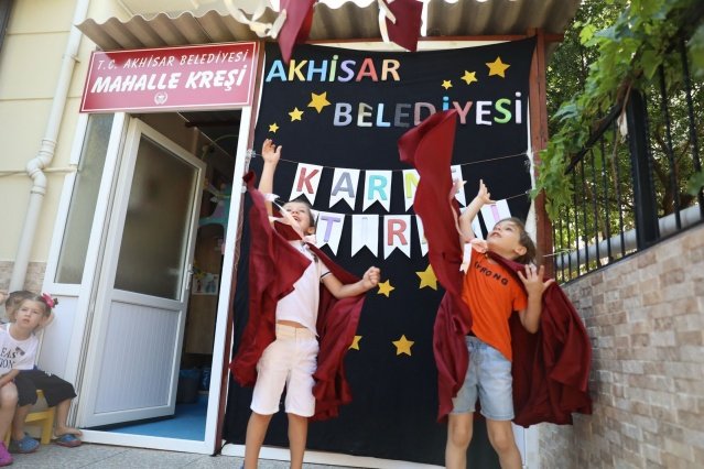 Akhisar Belediyesi Mahalle Kreşi ilk mezunlarını verdi
Akhisar Belediyesi tarafından ilçeye kazandırılan ilk mahalle kreşi ilk mezunlarını verdi. Koronavirüs salgını nedeniyle Nisan ayında eğitim ve öğretime başlayan Akhisarlı minikler 3 aylık eğitimin ardından başarı belgelerini Belediye Başkan Yardımcısı Ekrem Kayserili’den aldı.