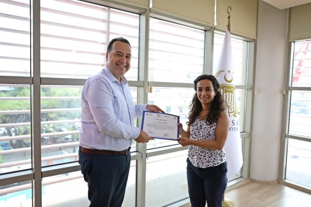 10-13 Haziran 2021 tarihlerinde Uğur Mumcu Kültür ve Sanat Merkezi toplantı salonunda Eğitmen Bahadır Başkonuş tarafından verilen eğitim sonrası Akhisar Belediyesi Encümen Salonu’nda Belediye Başkanı Besim Dutlulu ile bir araya gelen ekibe sertifikaları Başkan Besim Dutlulu tarafından verildi. Eğitim sonrası Akhisar Belediyesi’nin yaralanabileceği hibe ve fonlardan destek alabilmek için çalışacak ekip, ulusal ve uluslararası projelere başvuru yapabilecek.