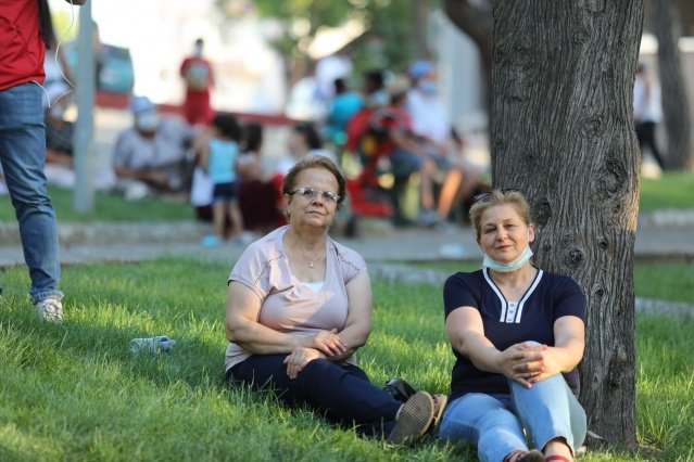 Türk Halk Müziği sanatçıları Asil Deniz Yıldız ve Gökhan Güngör’ün sahne aldığı konserde, seslendirilen şarkılar Akhisarlıları mest etti. Pandemi ardından düzenlenen konser ile hasret gideren Akhisarlılar, Belediye Başkanı Besim Dutlulu’ya bu güzel etkinlik için teşekkür etti.