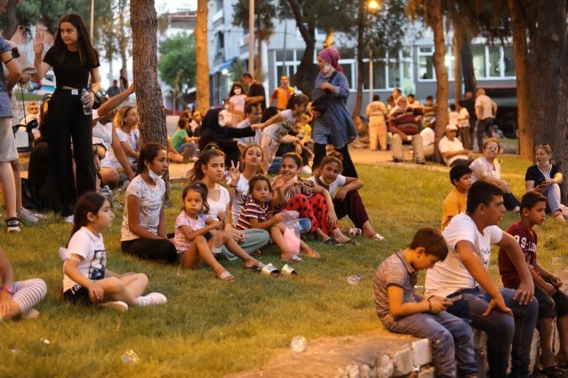 Geçen hafta Hüsnü Kahraman Gölet etkinlik alanında yapılan konserin ardından bu hafta gerçekleştirilen Açık Hava Yaz Konseri Hacıishak Mahallesi Ahmet Dutlulu Yeldeğirmeni Parkı’nda yapıldı. Konsere ilgi büyük oldu