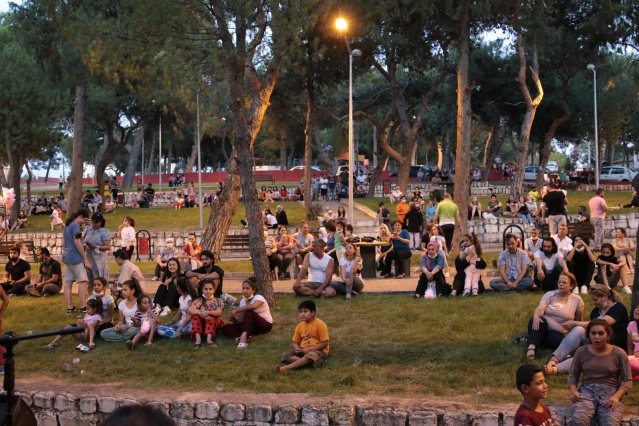 Öte yandan Açık Hava Yaz Konserlerinin çeşitli mahallelerde devam edeceği bildirildi.