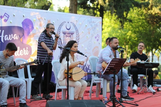 Akhisar Belediye Başkanı Besim Dutlulu’nun talimatları ile kültür ve sanat etkinlikleri kapsamında hayata geçen açık hava yaz konserleri yeni normalleşme süreci ile birlikte yeniden başladı.