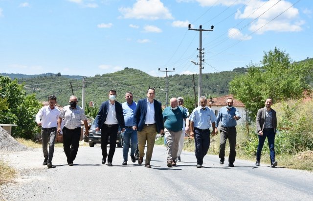 Akhisar Belediye Başkanı Besim Dutlulu’nun talimatları ile Kırsal Hizmetler Müdürlüğü tarafından, ilk etapta 7 kadın çiftçiye 7 dönümlük alan için dağıtılan çilek fideleri ilk meyvelerini verdi. Akhisar’da alternatif tarım ürünleri için çalışmaların aralıksız devam ettiğini dile getiren Başkan Besim Dutlulu, bu proje ile hem kadın çiftçileri desteklediklerini hem de milli ekonominin temeli olan tarımsal faaliyetleri arttırdıklarını söyledi.