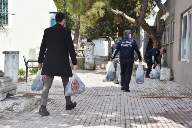 Akhisar Belediye Başkanı Besim Dutlulu, koronavirüs vakalarının tespit edilmesi sebebiyle karantinaya alınan Gökçeahmet Mahallesi’ndeki vatandaşların ihtiyaçlarını karşılamak üzere hazırladıkları yardım paketlerini teslim etti.