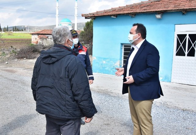 İyi günde, kötü günde her zaman Akhisar halkının yanında olmaya devam edeceklerini dile getiren Başkan Besim Dutlulu, yaptığı açıklamada, “Koronavirüs vakaları sebebiyle karantinaya alınan Gökçeahmet Mahallemizi ziyaret ederek, mahalle halkımıza geçmiş olsun dileklerimizi ilettik ve ihtiyaçları noktasında yardımcı olduk. Karantinadaki vatandaşlarımızın ihtiyaçlarını gidermek amacıyla hazırladığımız yardım paketlerini Gökçeahmet Muhtarlığımıza teslim ettik.