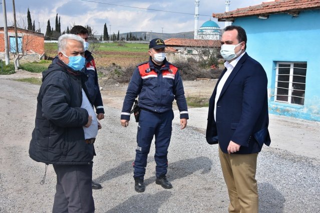 Akhisar'ın Gökçeahmet Mahallesi’nde yaşayan vatandaşların koronavirüs salgını sebebiyle karantinaya alınması üzerine harekete geçen Akhisar Belediye Başkanı Besim Dutlulu, karantinadaki halkın ihtiyaçlarını gidermek için hazırladıkları yardım paketlerini Gökçeahmet Muhtarlığı’na teslim etti. Vatandaşların ihtiyaçları noktasında Akhisar Belediyesi ekiplerinin 7/24 hazır beklediğini söyleyen Başkan Besim Dutlulu, salgının hala sona ermediğini hatırlatarak vatandaşların kısıtlamalara ve sağlık tedbirlerine özenle uymaları gerektiğinin altını çizdi.