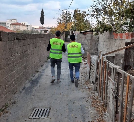 “HALKIMIZIN HER ZAMAN YANINDA VE HİZMETİNDEYİZ”
Akhisar’daki sokağa çıkma yasağı süresince engelli, 65 yaş üstü ya da karantina da olan vatandaşların ihtiyaçlarını karşılamak için mesai yapan belediye ekipleri, eczane, gıda ve diğer acil ihtiyaç taleplerinin hepsini karşıladı.