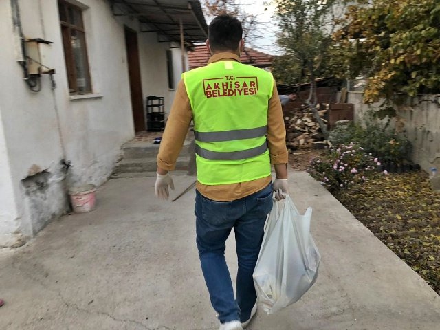 Öte yandan belediye ekipleri, kent genelinde temizlik ve park bahçe düzenlemelerine devam ederken, Fen İşleri Müdürlüğü ekipleri de ilçede bozuk yolları onarma çalışmalarını aralıksız sürdürüyor.