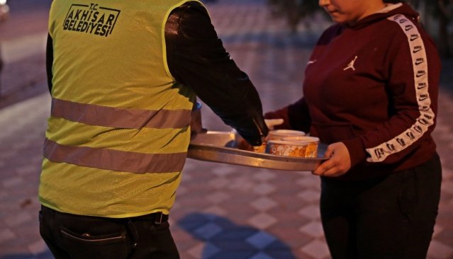 Akhisar Belediye Başkanı Besim Dutlulu’nun talimatları ile oluşturulan belediye ekipleri, hafta sonu uygulanan sokağa çıkma kısıtlamalarında vatandaşların tüm ihtiyaçlarını karşılamak için hizmet vermeyi sürdürdü.