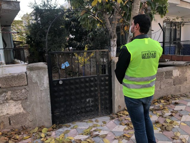 Belediye Başkanı Besim Dutlulu, yaptığı açıklamada, “Ekip arkadaşlarımız, hafta sonu uygulanan sokağa çıkma kısıtlaması süresince halkımızın ihtiyaçları için gece gündüz çalışmaya devam ediyor. Eczane ve diğer acil ihtiyaçlarınız için 444 11 45 numaralı telefonumuzu arayabilirsiniz. Halkımızın her zaman yanında ve hizmetindeyiz” ifadelerini kullandı.