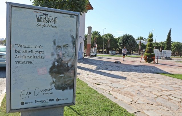 Kültür, sanat ve edebiyata yönelik çalışmaları ile Türkiye’de örnek işlere imza atan Akhisar Belediyesi, Belediye Başkanı Besim Dutlulu’nun talimatları ile ünlü şairleri ve şiirlerini billboardlara taşıdı.