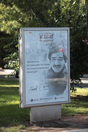 Başkan Dutlulu, şiirleri sosyal medya hesabından şu mesajla paylaştı, “Yüreğinde sevgiyi ve umudu taşıyan tüm Akhisarlılara şiir gibi şehrimizden kocaman bir günaydın” dedi.