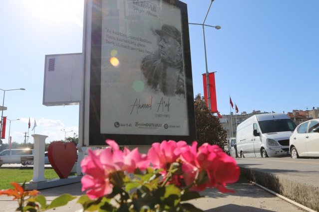 Akhisar Belediyesi, kültür ve sanat etkinlikleri çerçevesinde ülkemizin değerli şairlerini ve şiirlerini billboardlara ekleyerek sokakları şiirlerle süsledi.